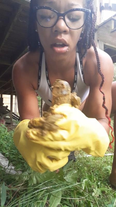 outside playing in poop and dildo. P1 - Ebony Ella (2024 | UltraHD/2K)