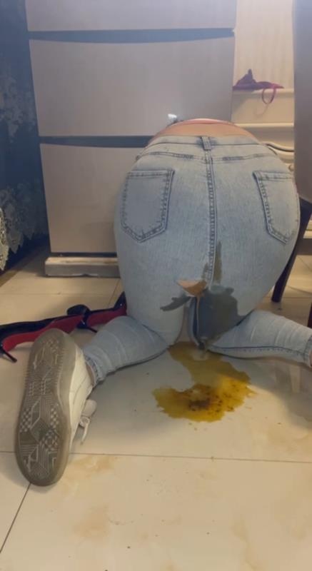 Diarrhea Without Taking Off Jeans, by Hot Chinese Woman. P1 (2025 | SD)