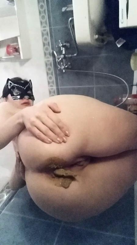 Sitting and total smearing in bathroom - nastygirl (2025 | SD)