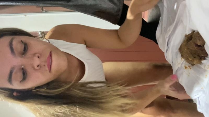 SHITTING in the dressing room of a clothing - ElleClarkScatQueen (2026 | UltraHD/4K)