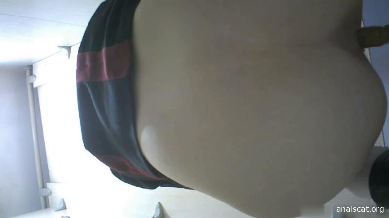 Chinese Girl Pees With Skirt Lifted P1 (2026 | HD)